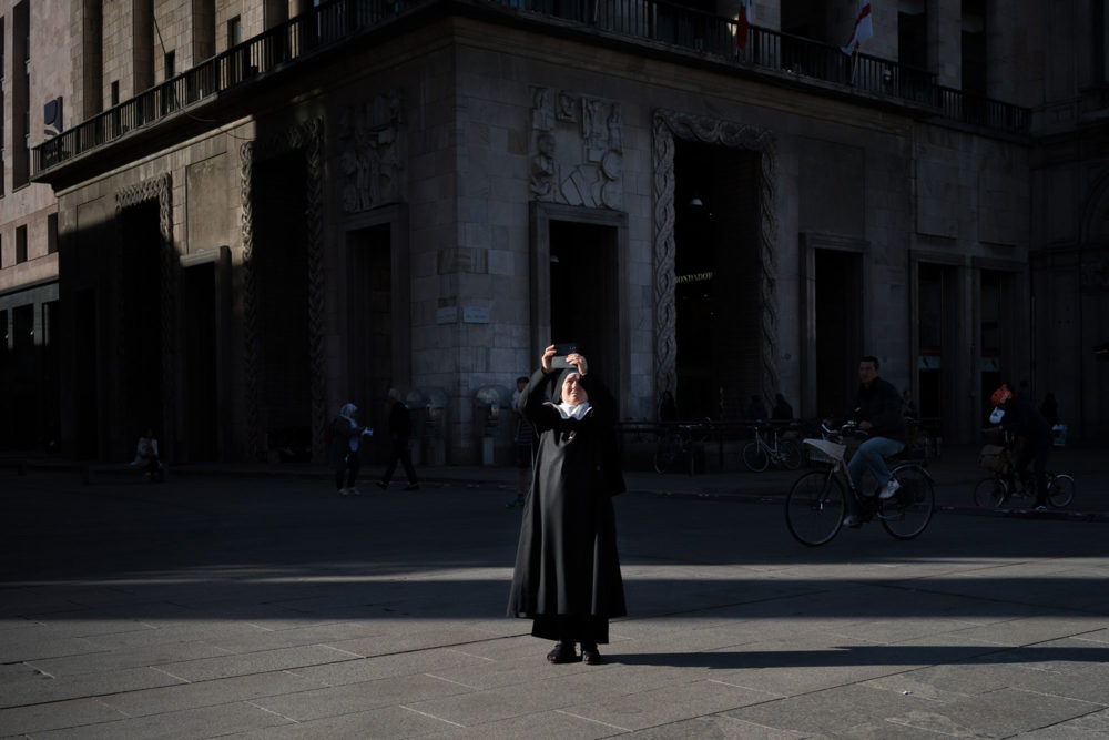 Nun, Piazza del Duomo, Milan
